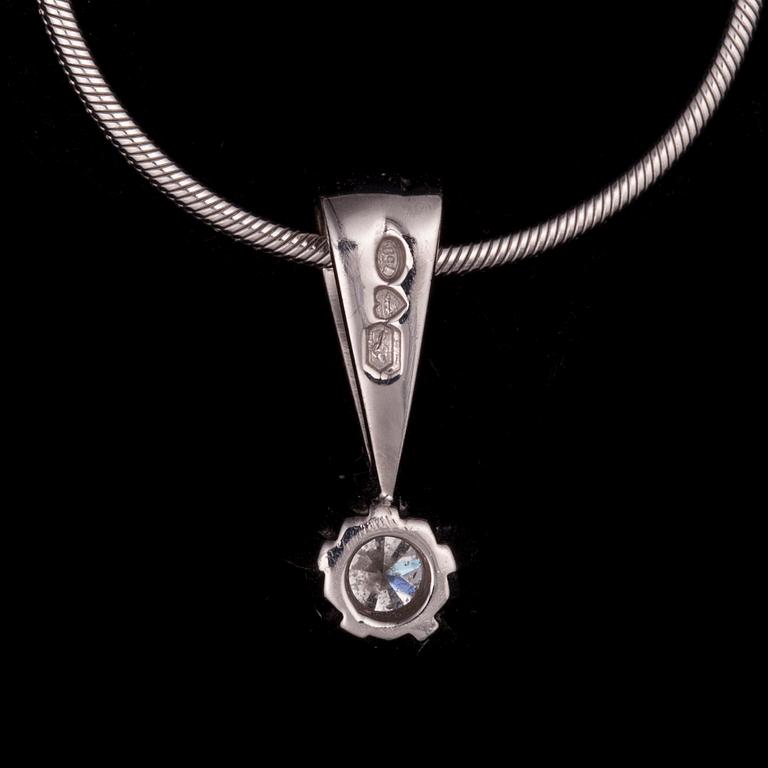 HÄNGSMYCKE 18K vitguld, briljantslipad diamant ca 0,33 ct, Kultakeskus. KED 14K vitguld. Vikt tot. 6 g.