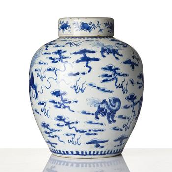 A blue and white jar with cover, Qing dynasty, 19th century.