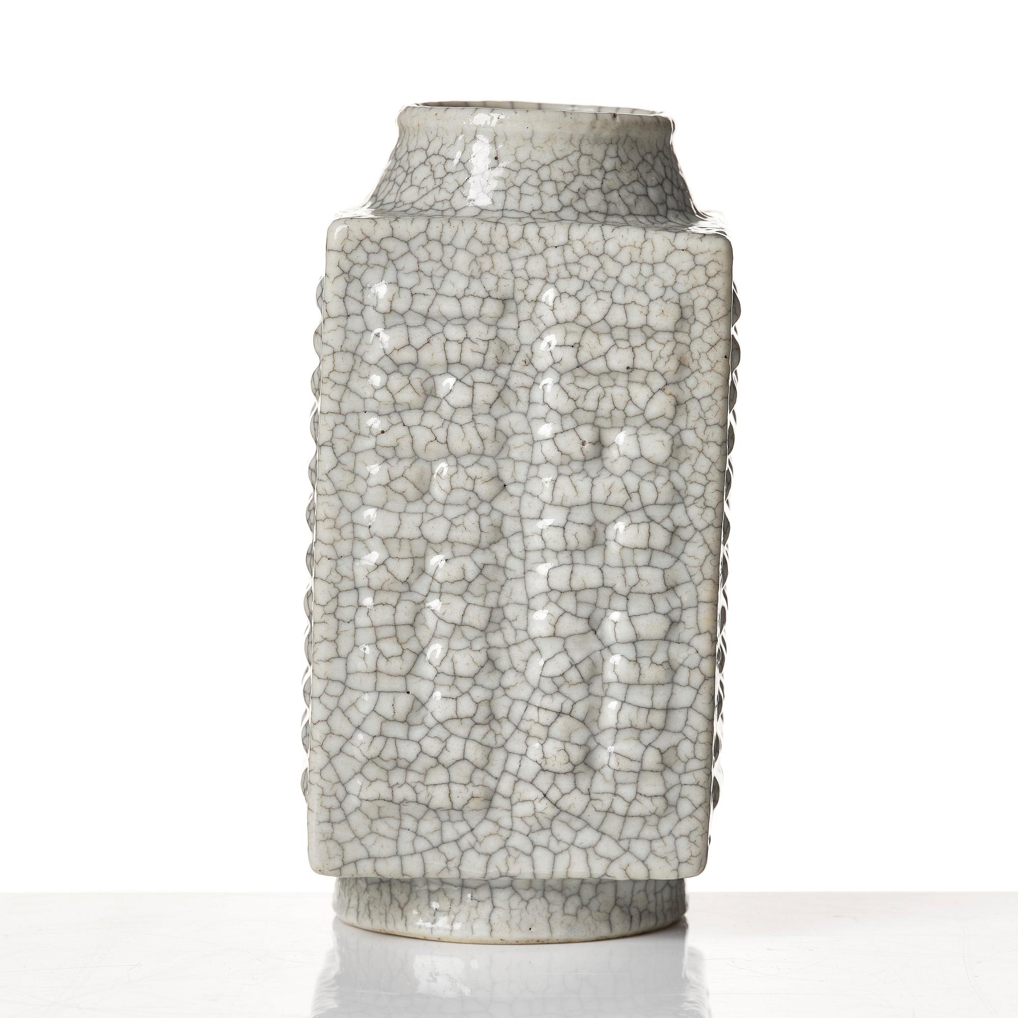 A ge glazed vase, presumably late Qing dynasty, circa 1900.