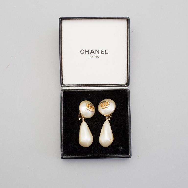 ÖRHÄNGEN, Chanel, gulmetall med fashion-pärla, 1990-tal.
