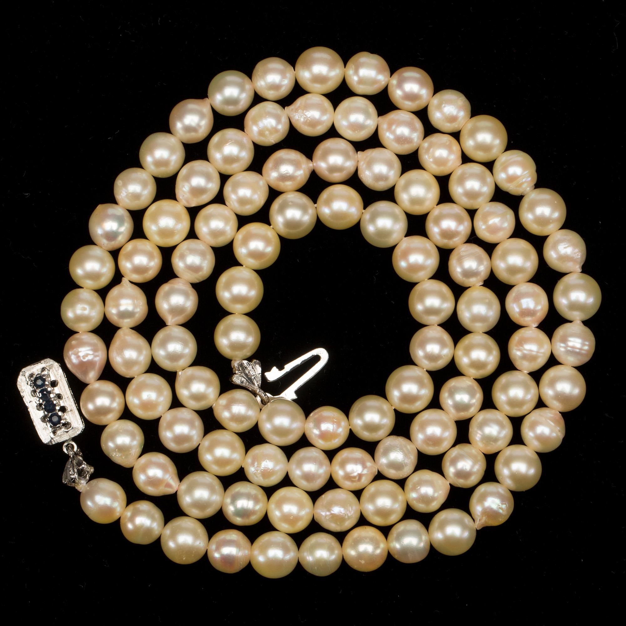 PÄRLCOLLIER, odlade saltvattenspärlor med silverlås.