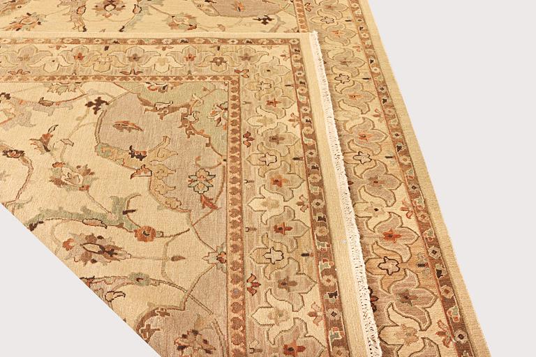 An oriental carpet with a Zeiglar pattern, c. 307 x 249 cm.