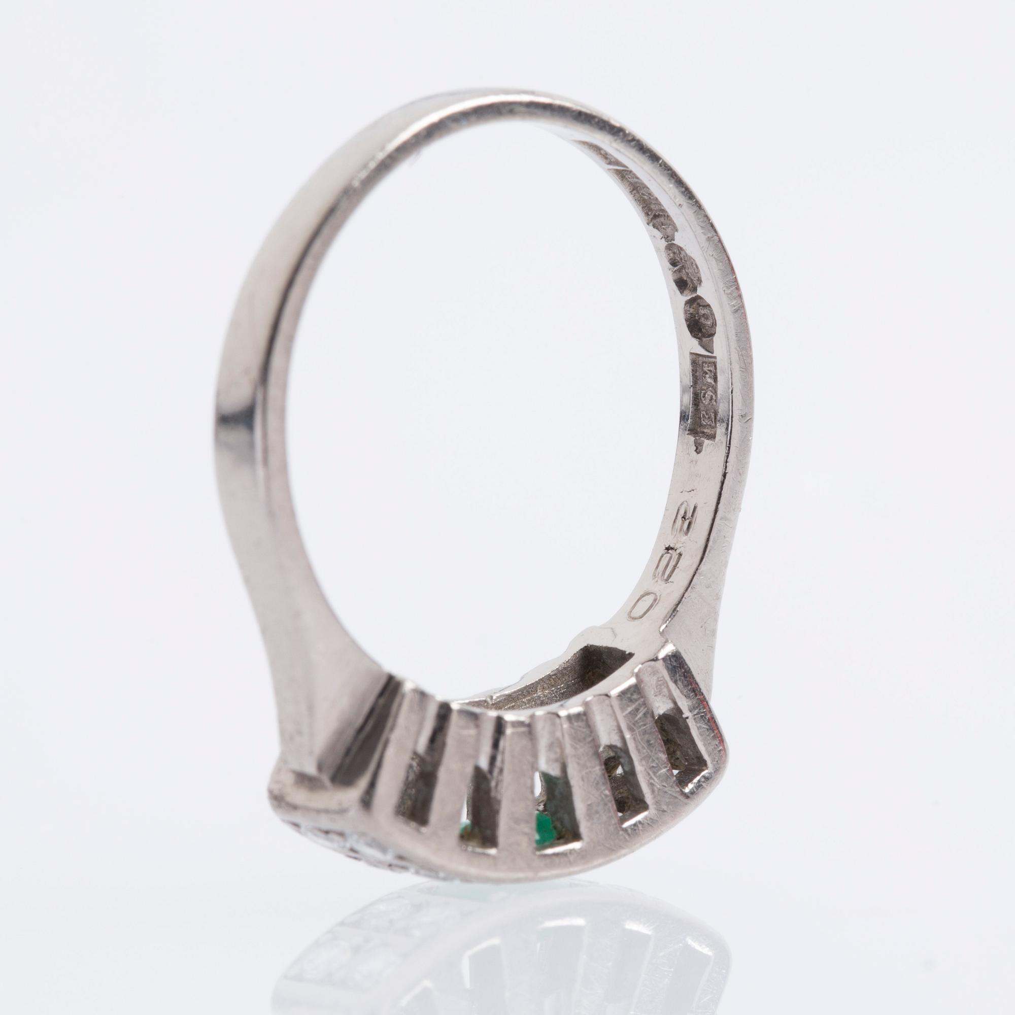 RING, 18K vitguld, med smaragd samt briljantslipade diamanter ca 0.22 ct.