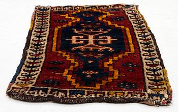 A saddlebag face, antique Maraş, Eastern Anatolia, approx. 83 x 49 cm.