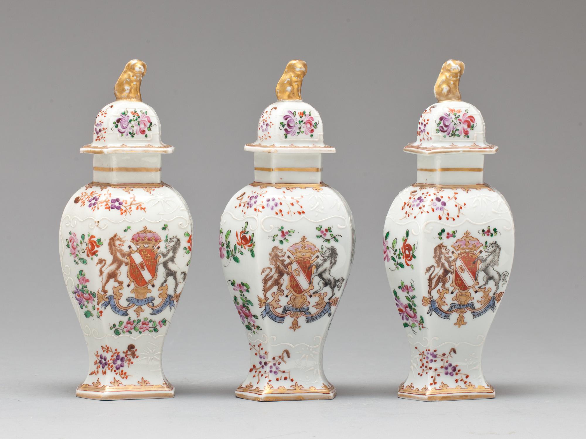 LOCKURNOR, 3 st och VASER, ett par, porslin, troligen Samson, 1900-tal.