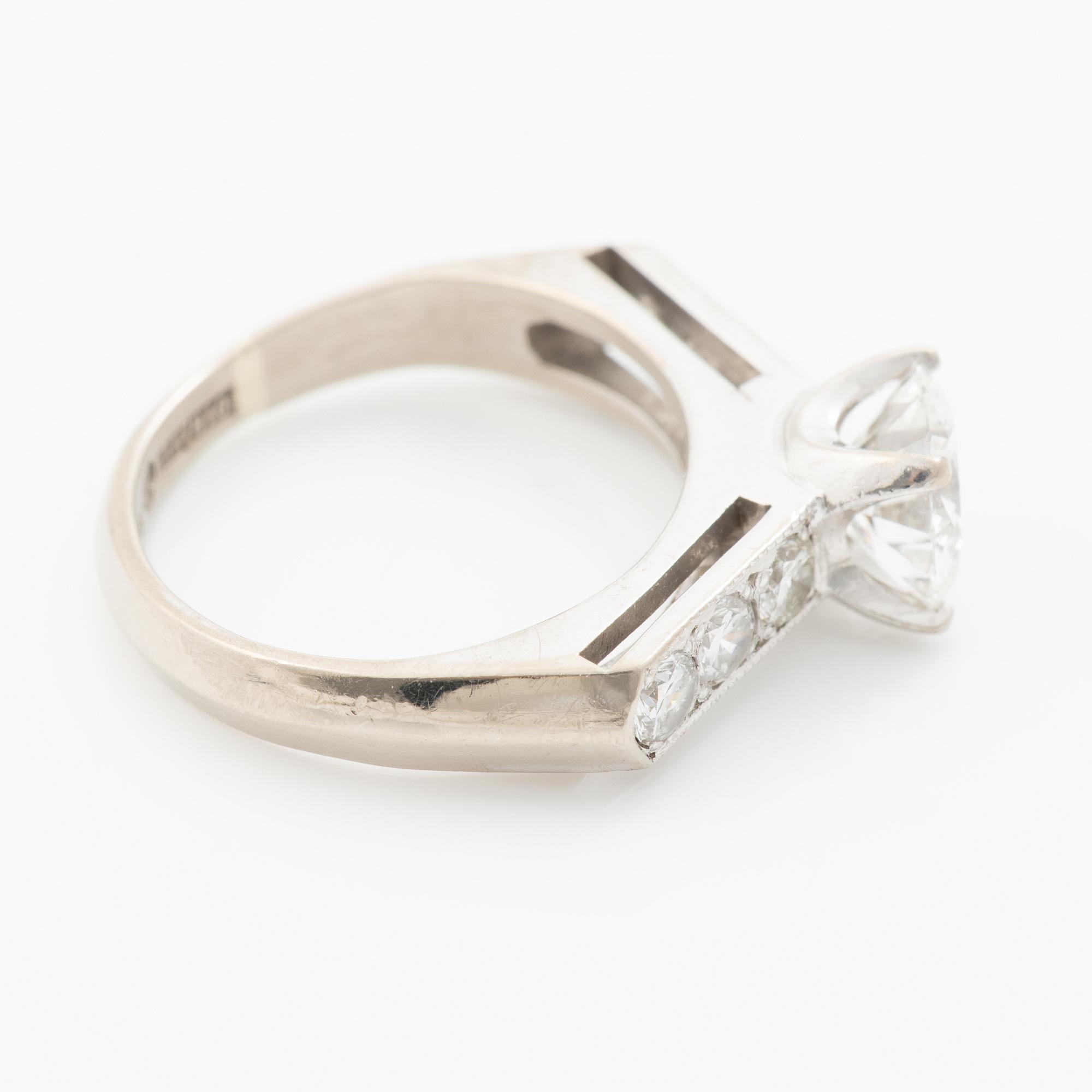 Ring, 18K white gold with brilliant-cut diamonds.