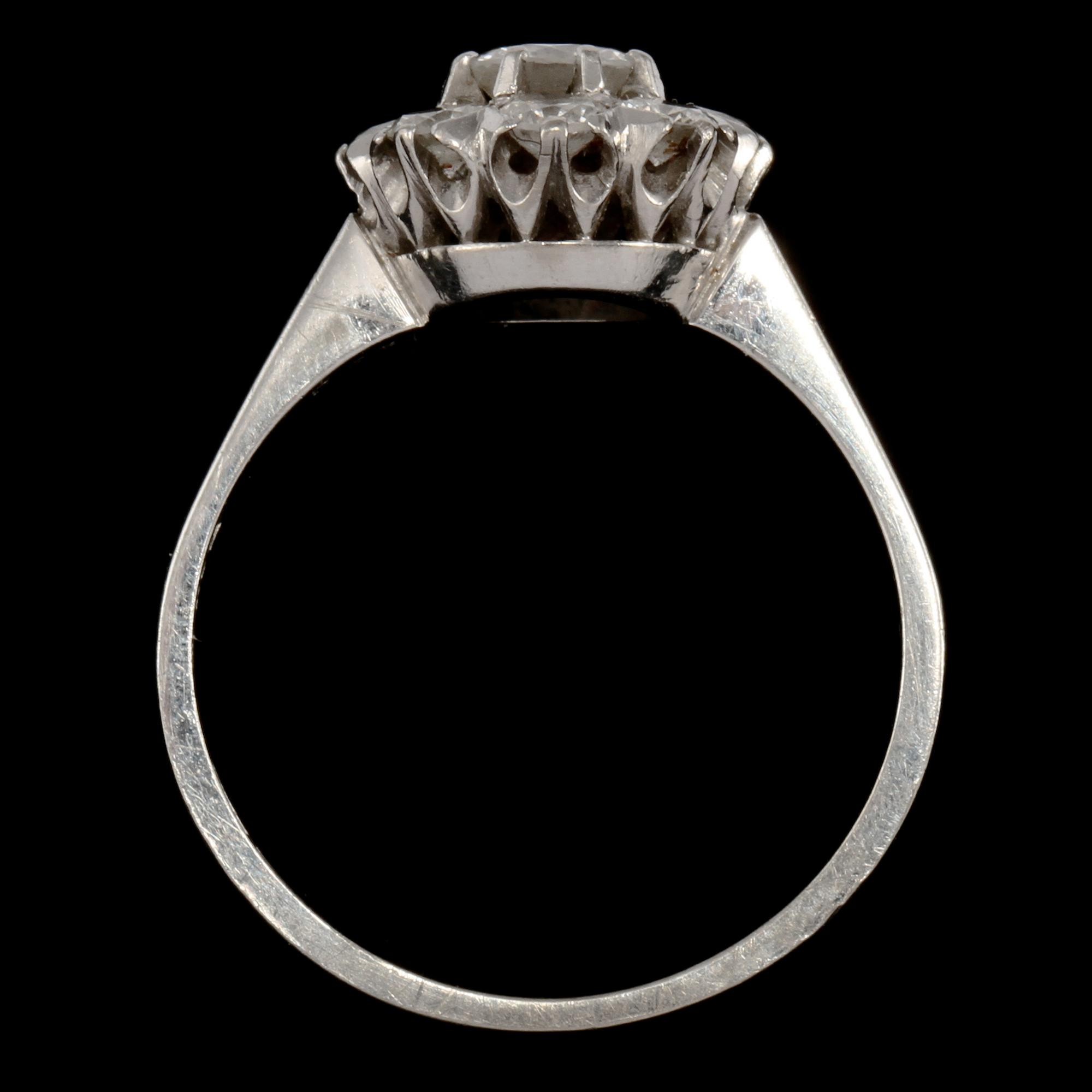 RING, 18k vitguld med 9 briljantslipade diamanter, tot 1.02 ct, J Pettersson eftr, Stockholm, 1965. Vikt 4 g.
