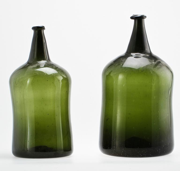 FLASKOR, 2 st, glas, sekelskiftet 1700/1800-tal.
