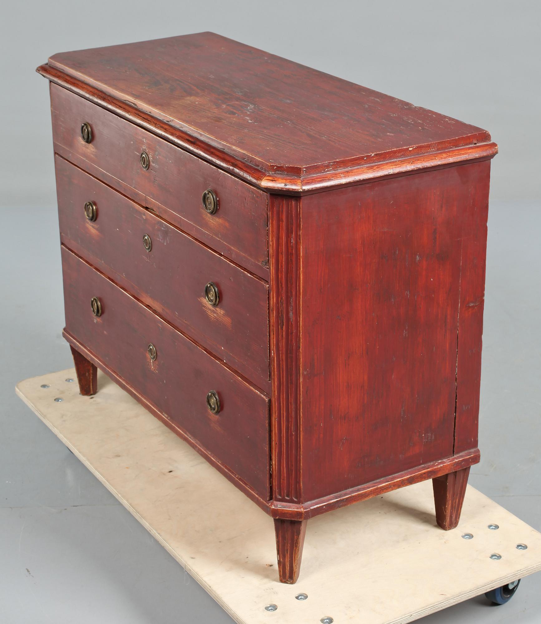 BYRÅ, sengustaviansk, omkring år 1800.