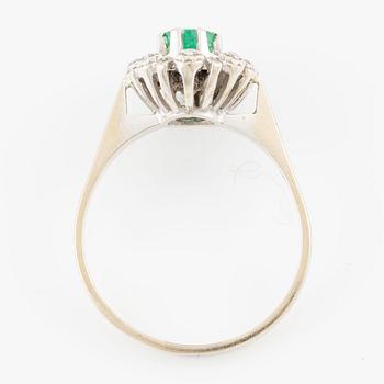 Ring, 18K vitguld med smaragd och små åttkantslipade diamanter.