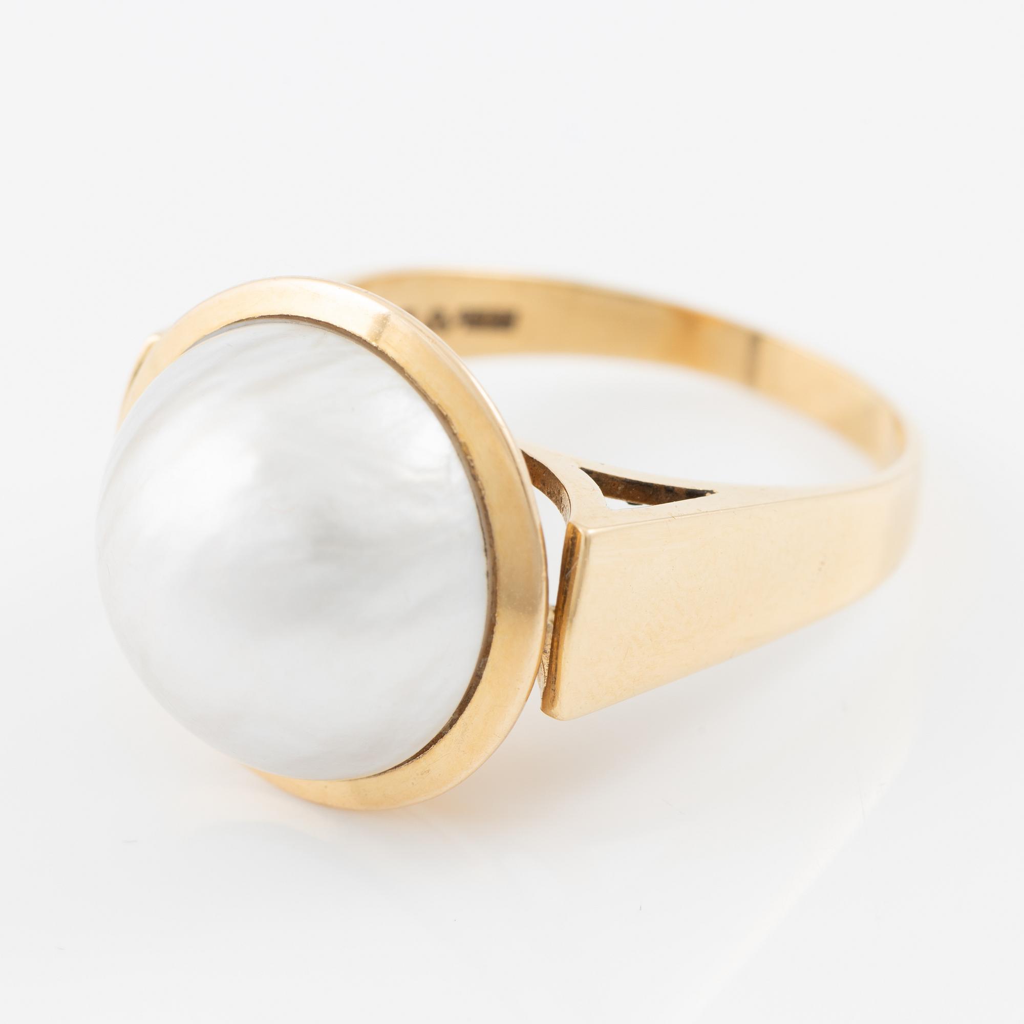 Ring 18K gold with mabé pearl.