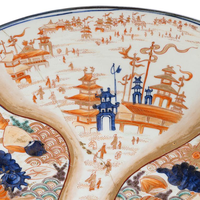 A massive Japanese imari charger, Meiji period (1868-1912). Signed.