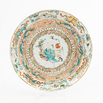 Tallrikar, tre stycken (2+1), porslin. Kina, Qingdynastin, 1700-tal.