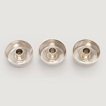 Bertel Gardberg, kynttilänjalkoja, 3 kpl, hopeaa, "Birgitta", malli 22908, Hopeatehdas Oy, Helsinki 1962-65.