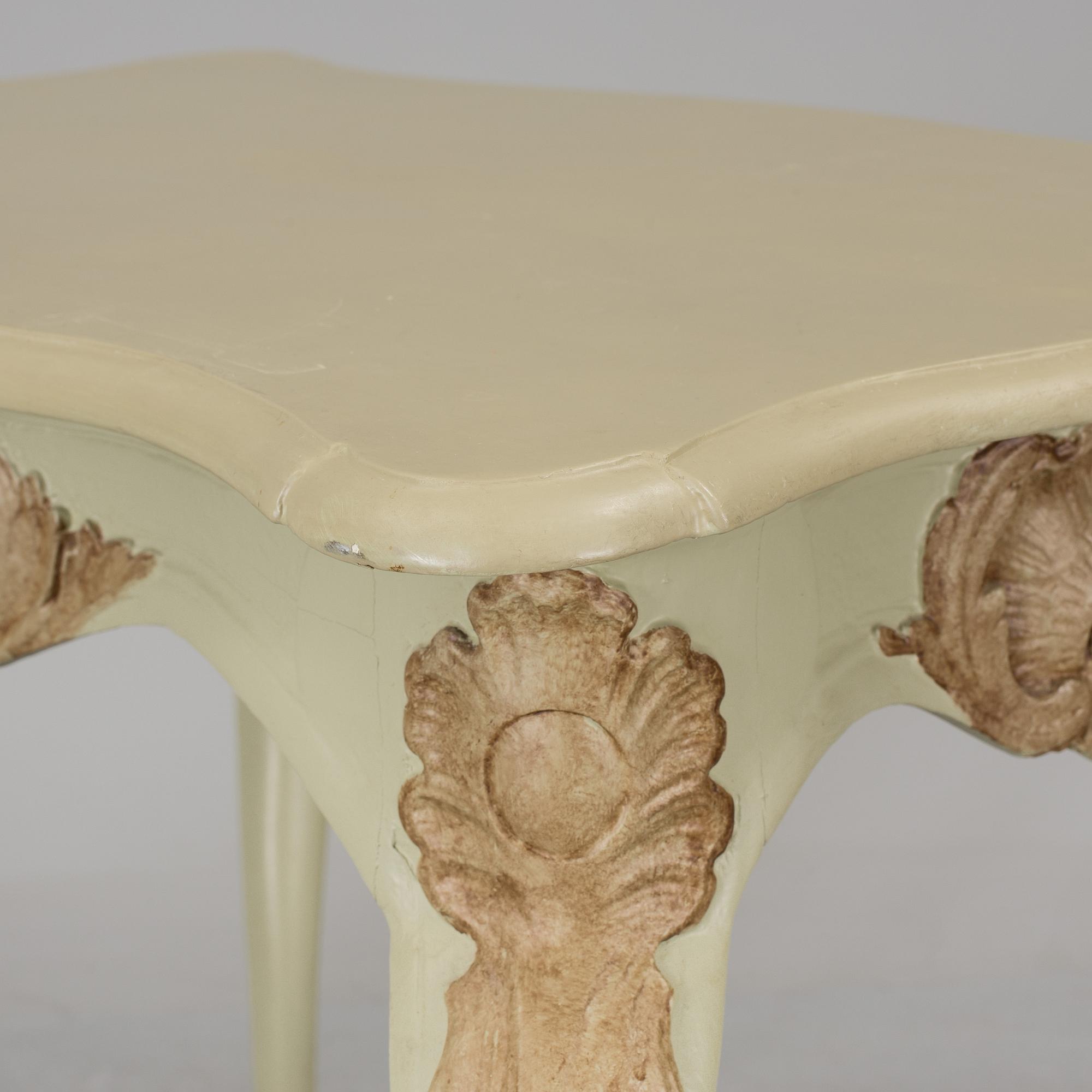 A Swedish 19th century Rococo style table. - Bukowskis