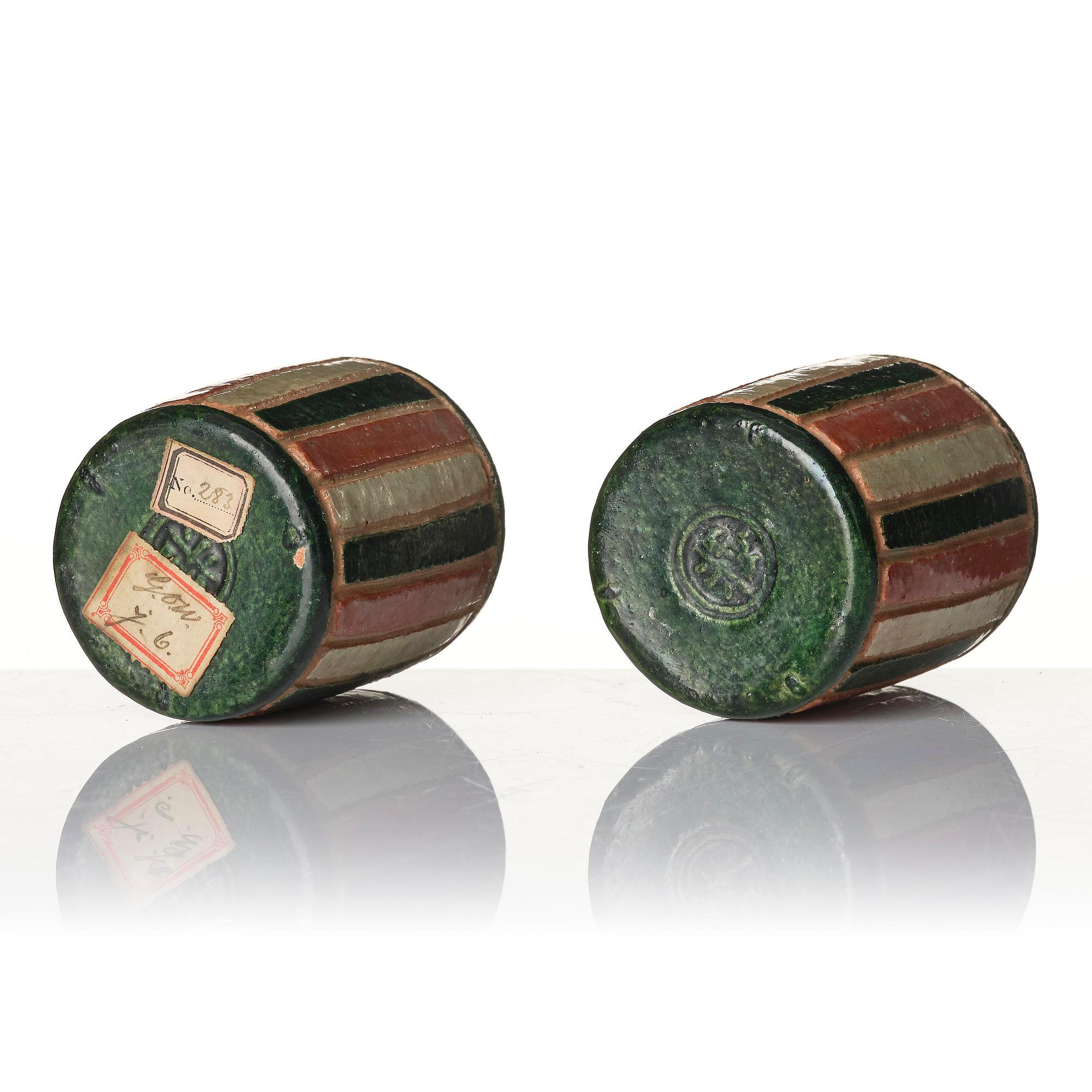 Koppar, två stycken, keramik samt kanna, porslin. Qing dynastin, 1800-tal.