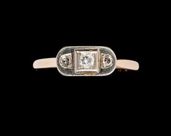 RING, 18k guld med briljantslipade diamanter, 1952. Ca 5 gr.