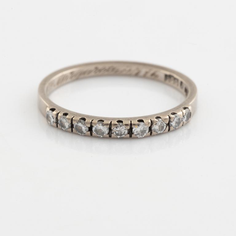 Ringar, 2 st, vitguld med små briljantslipade diamanter samt en med safir.