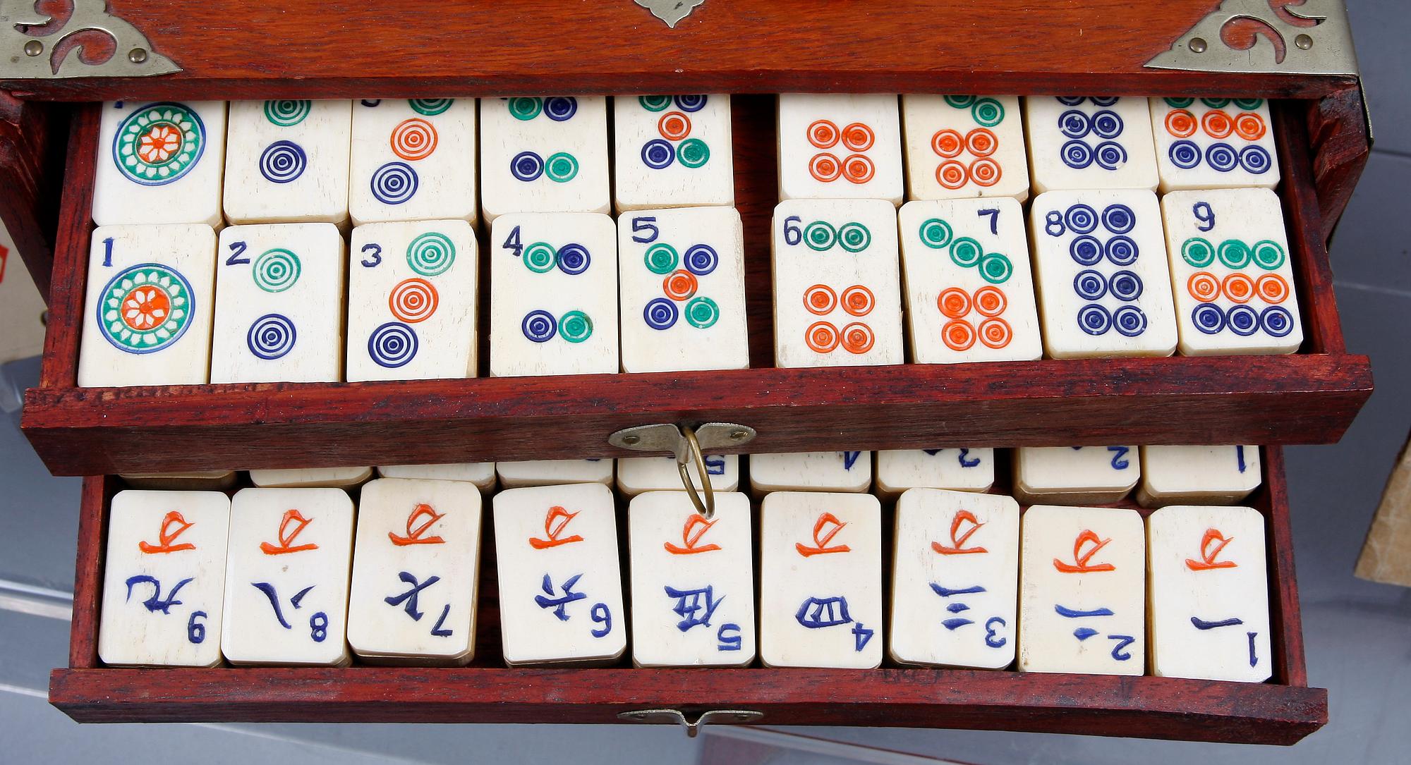 MAHJONGSPEL, trä, mässing, ben och bambu, 1900-talets första hälft.