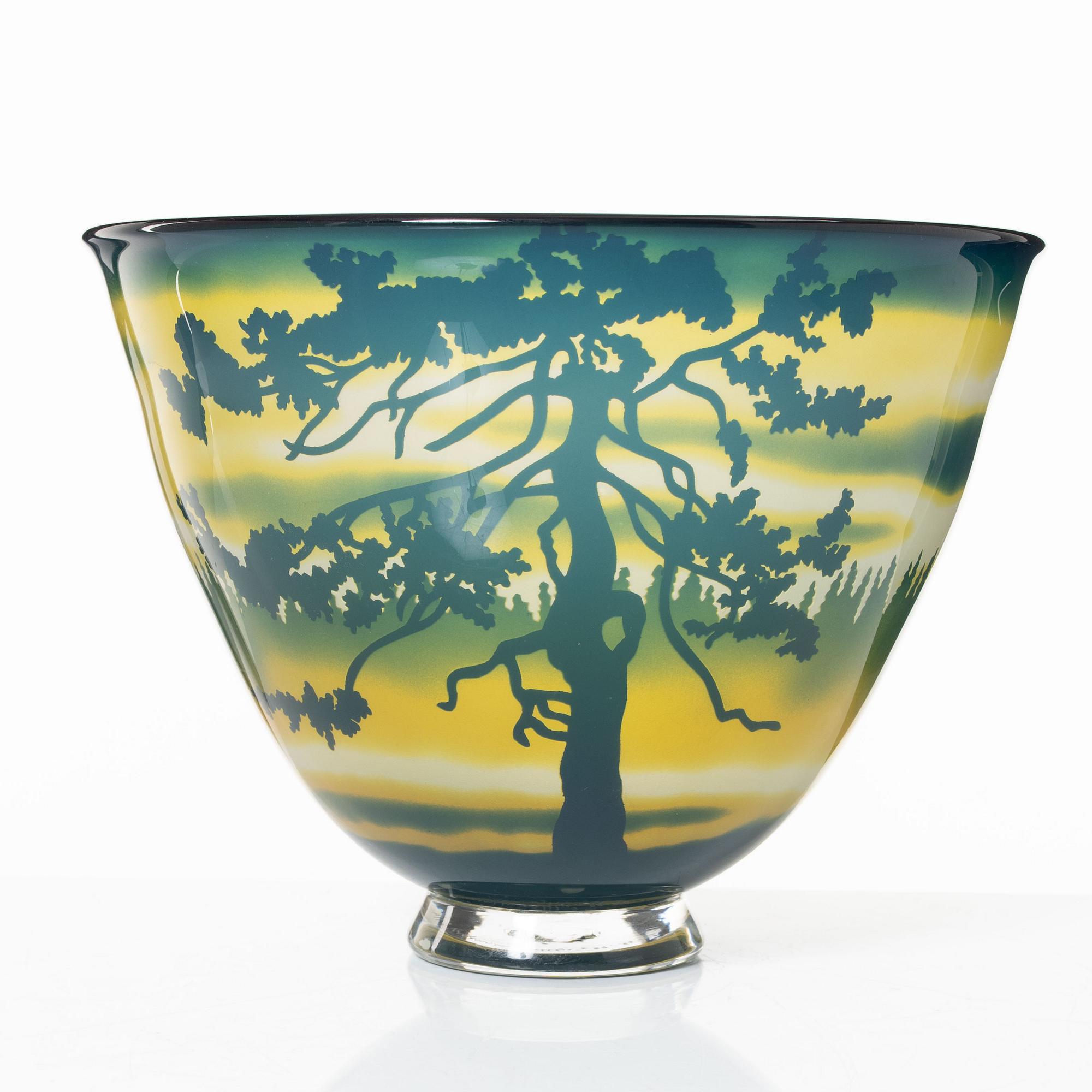 Jette Jörgensen, a cameo glass bowl, executed in her own studio, signed and dated -89.
