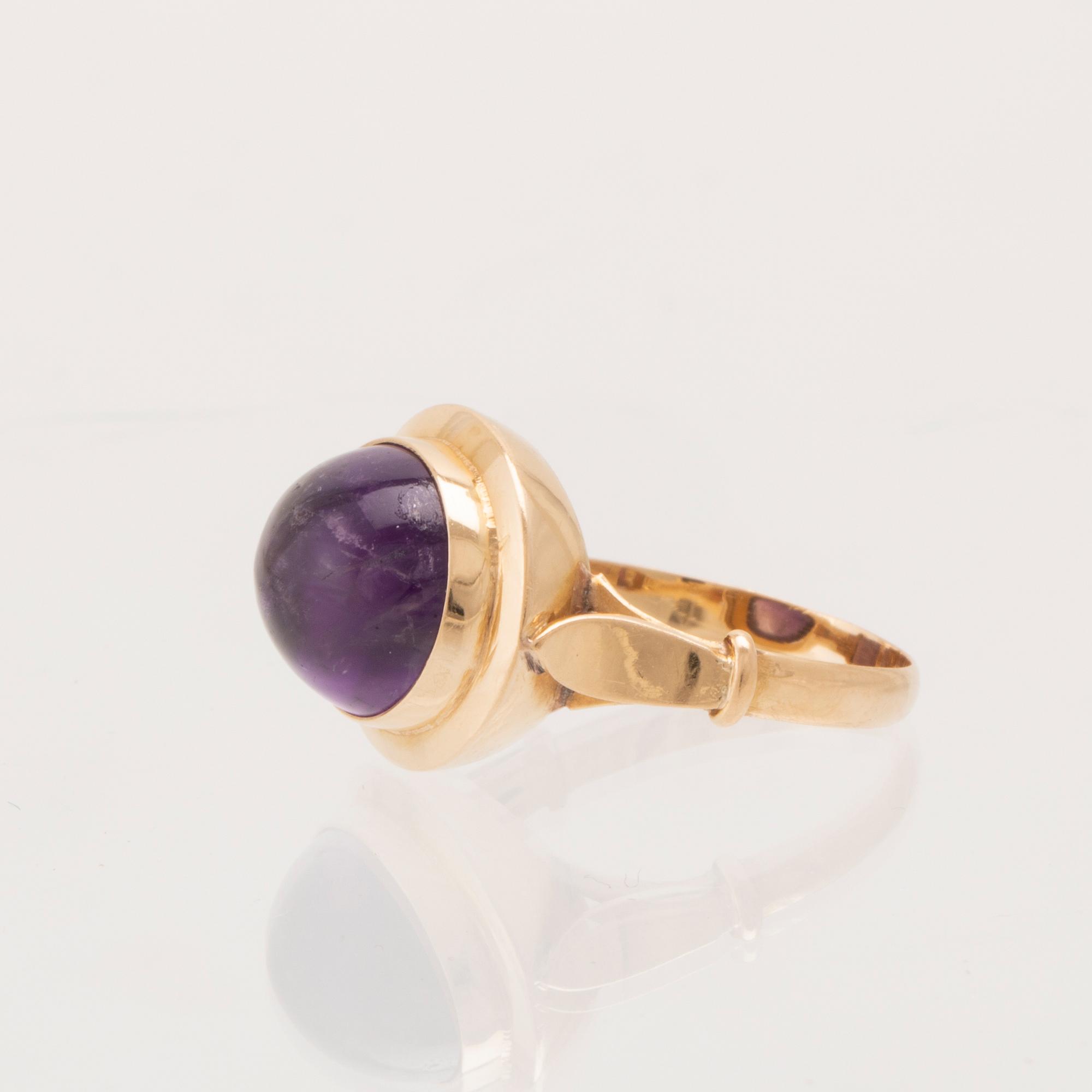 Ring 18K guld med en cabochonslipad ametist.