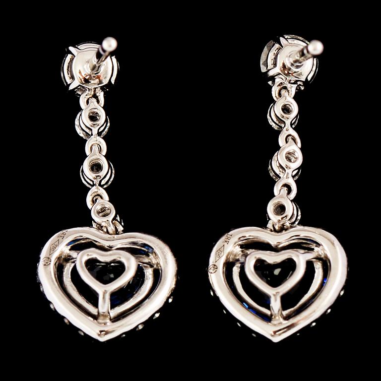 ÖRHÄNGEN, 18k vitguld med fasett och briljantslipade diamanter 0.67 ct och fasettslipade blå safirer, 1.92 ct. Vikt 3 g.