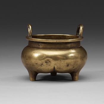 443. RÖKELSEKAR, brons. Tripod med vridna handtag, Qing dynastin, 1800 tal.