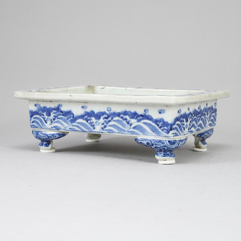 A blue and white censer, Japan, Meiji (1868-1912).