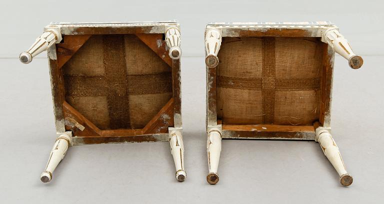 TABURETTER, 2 st snarlika, sengustavianska, omkring år 1800.