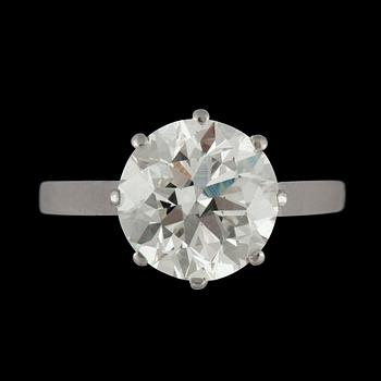 1034. A solitaire diamond 4.03 cts ring. Quality according certificate I/VS1.