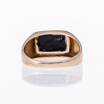 RING, 14K guld, 8/8-slipade diamanter, svart akryl. Kultasydän. Vikt ca 3,7 g.