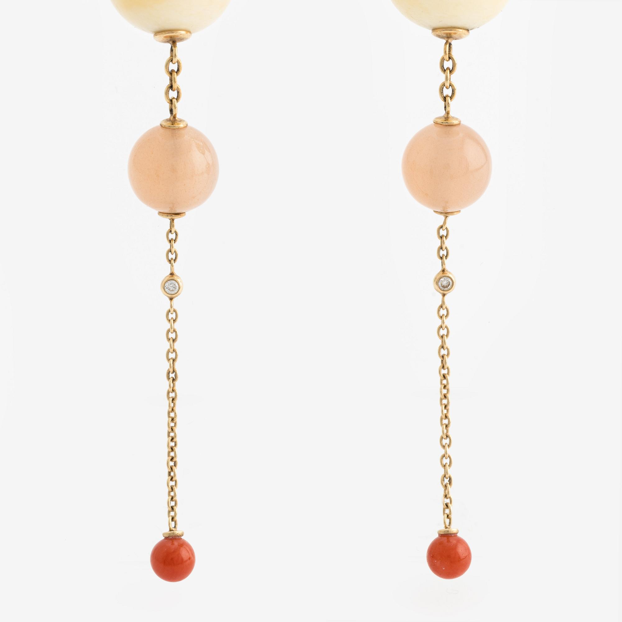 Ole Lynggaard ett par påhängen till örhängen.