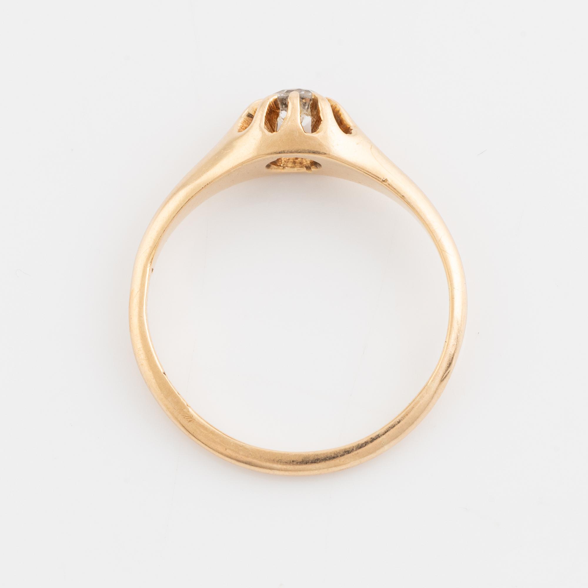 Ring, 18K gold with faceted white stone.