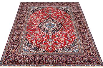 A Kashan carpet, c. 302 x 195 cm.