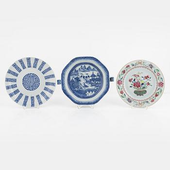 A group of three Chinese porcelain dishes, Qing dynasty, 18th and 19th century.