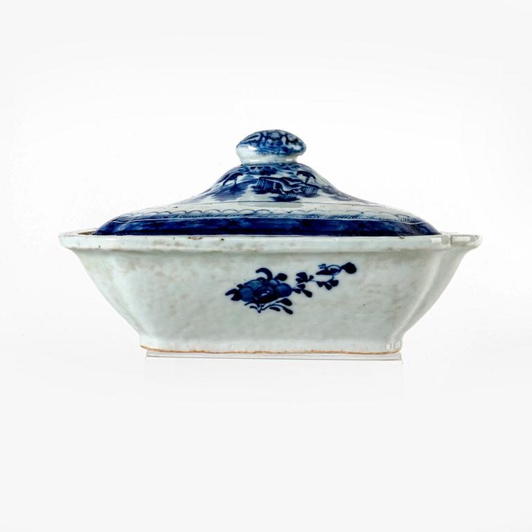 A Chinese  around 1800 porcelain serving dish with lid.