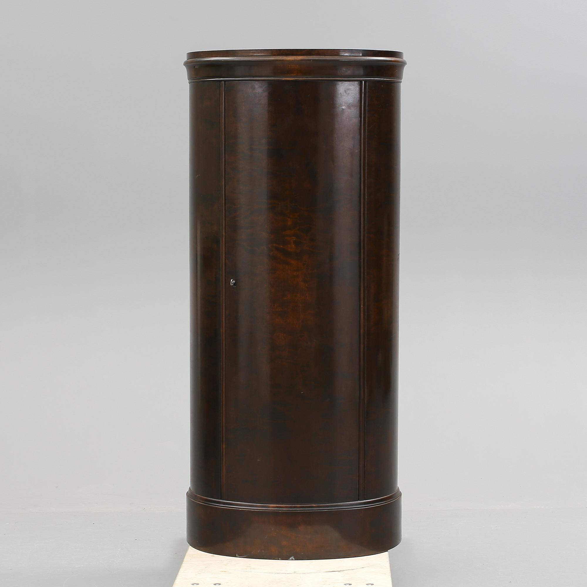 KOLONNSKÅP, bonad björk. 1920-30-tal.