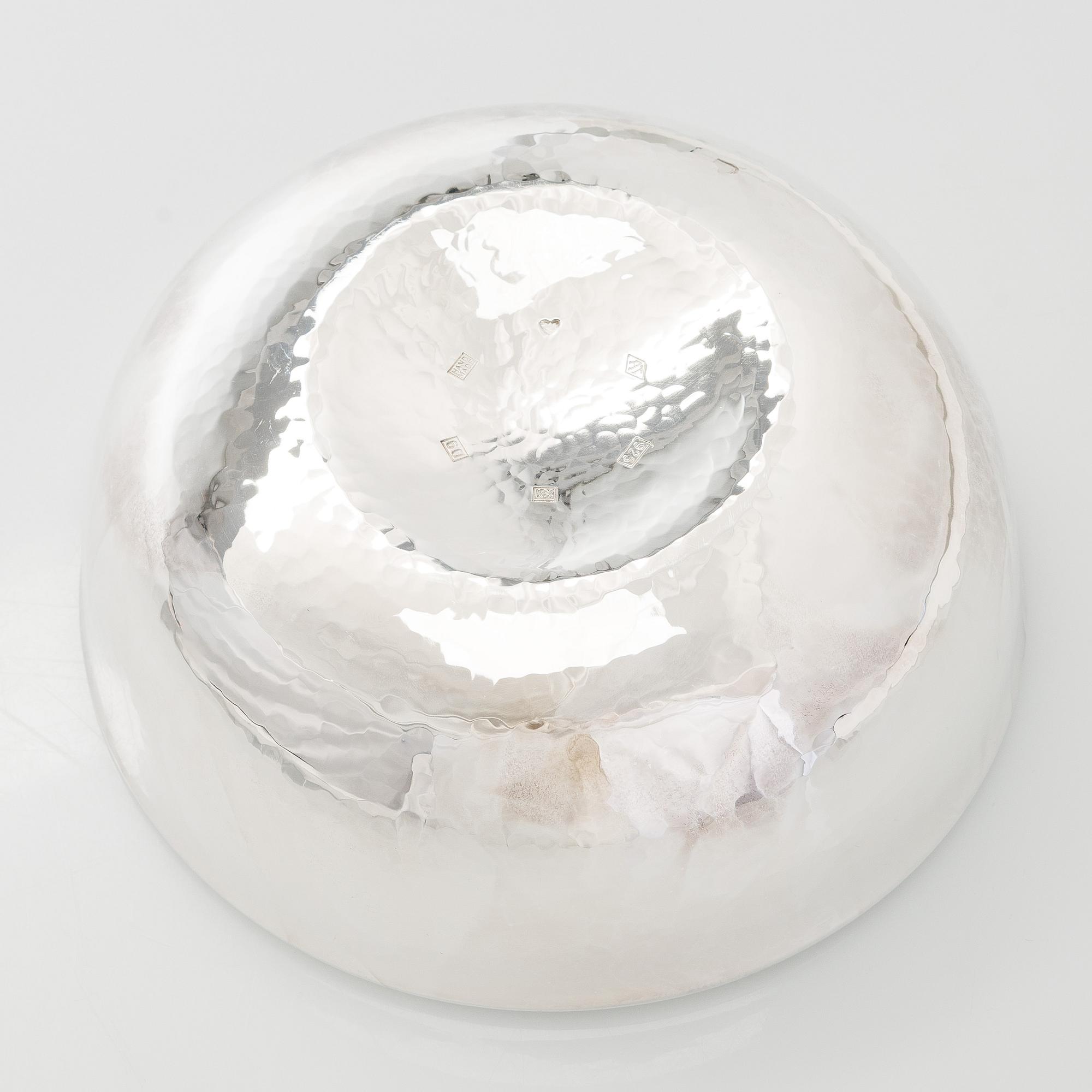 A. Tillander, skål, sterlingsilver och emalj, Åbo 2005.