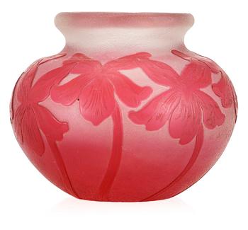 982. A Karl Lindeberg art nouveau cameo glass vase by Kosta.