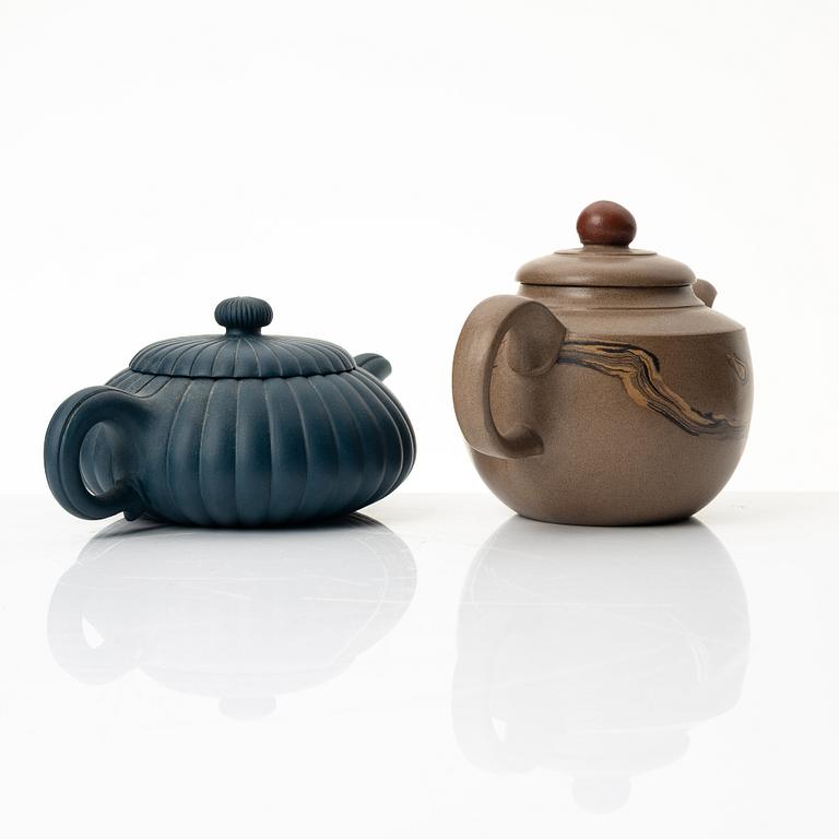 Two Chinese yixing teapots attributed to Gao Jianfang (b. 1956), China 1980s.