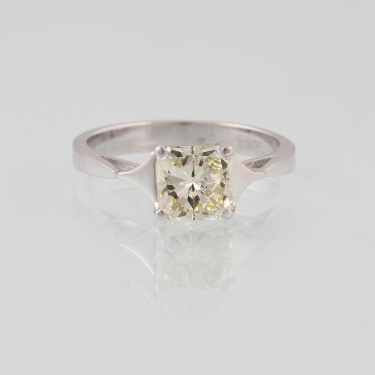 RING, 18K vitguld med prinsesslipad diamant, ca 1.70 ct, utländska stämplar. Vikt 4,0 gram.