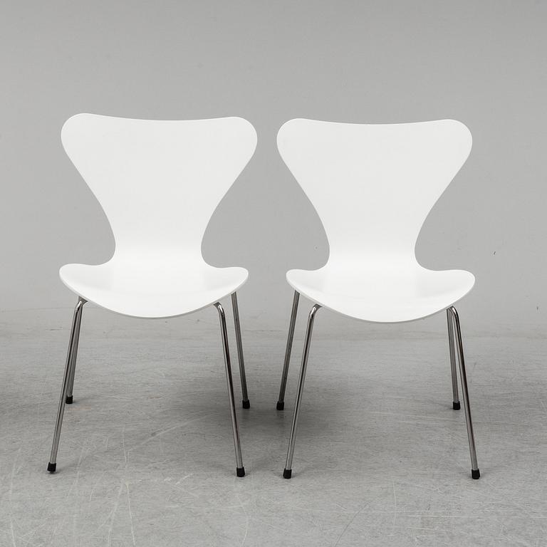 ARNE JACOBSEN, stolar, 7 st, "Sjuan", för Fritz Hansen, Danmark, 2000-tal.