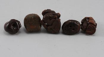 NETSUKES, 5 st, trä, Japan, Meiji (1868-1912).