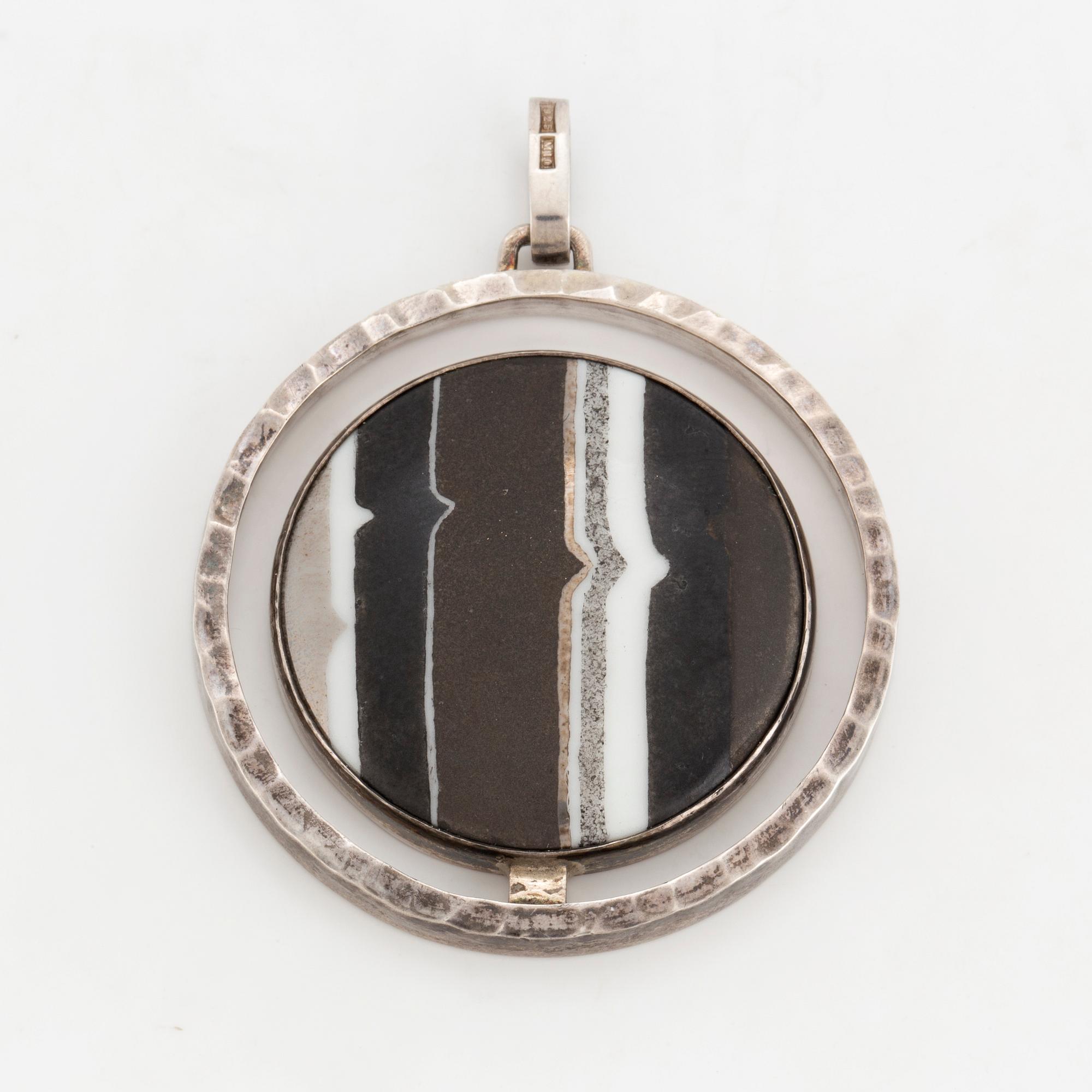 CLAËS E. GIERTTA, hänge, sterling silver och porslin, Stockholm, 1986.