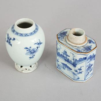 Two blue and white tea caddies, Qing dynasty, 18th Century.