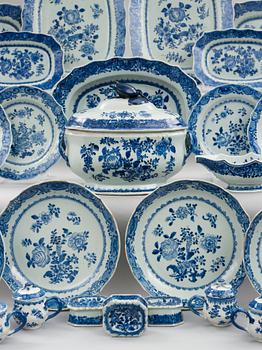 Servis, 62 delar, kompaniporslin. Qingdynastin, Qianlong (1736-95).