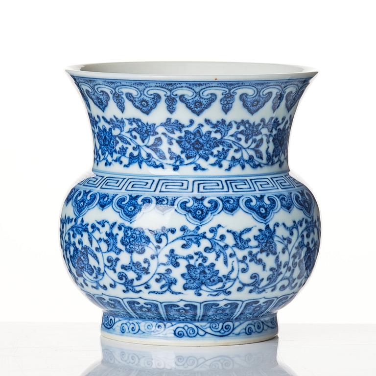 A blue and white Zhadou vase with Qianlong mark in underglaze blue.