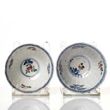 A pair of famille verte cups with stands, Qing dynasty, Kangxi (1662-1722).