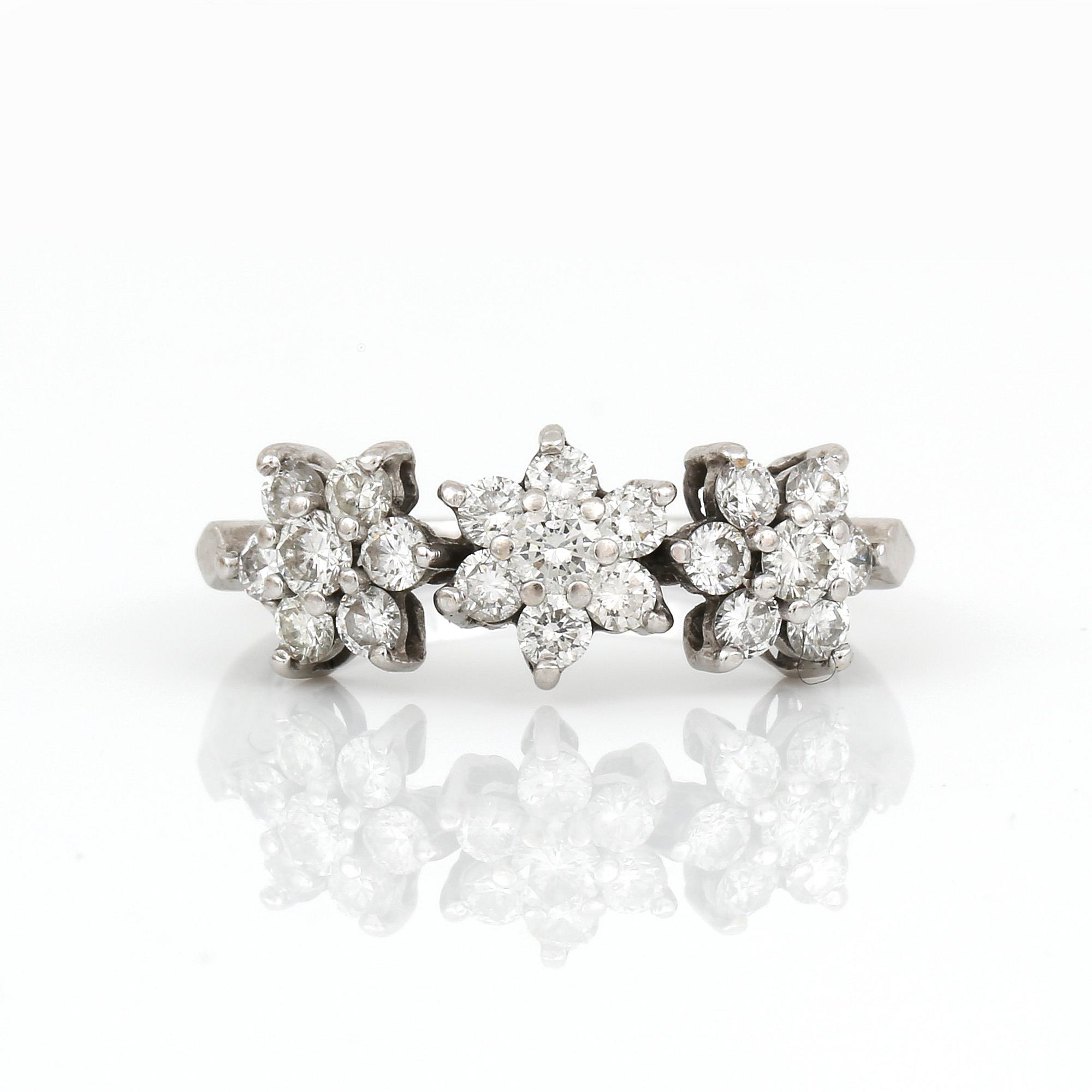 RING, 18K vitguld med briljantslipade diamanter, tot ca 0,69 ct. Total vikt ca 3,42 g.