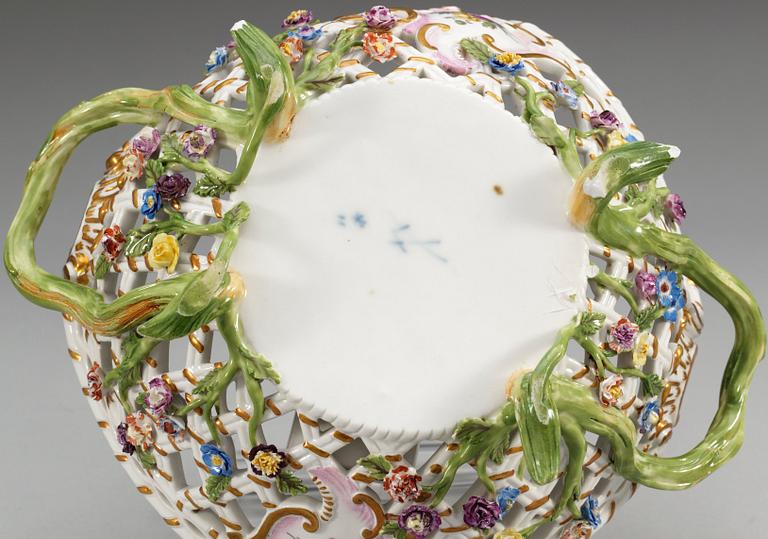 GALLERSKÅLAR, ett par, porslin. Meissen, Marcolinis period (1774-1815).